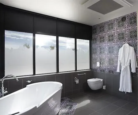 Konukevi Chateau La Rose Perriere 3*