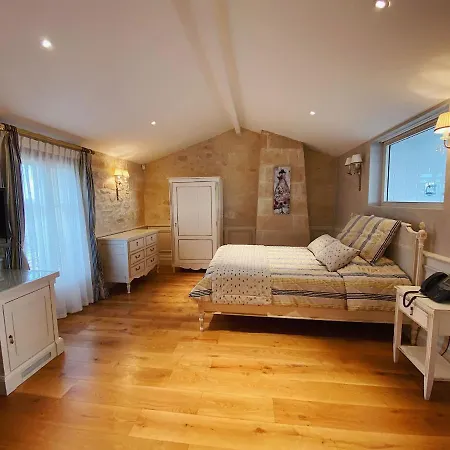 Konukevi Chateau La Rose Perriere 3*